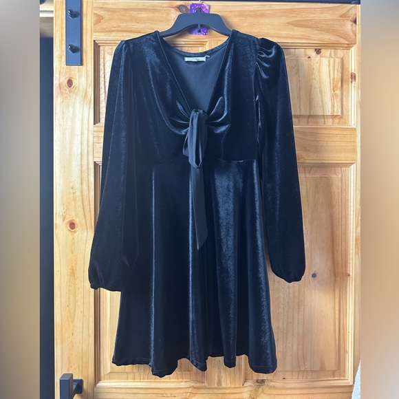 Chelsea & Violet Dresses & Skirts - Chelsea & Violet black velvet dress